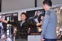 映画のタイトルにかけた「オーバーなドライブ」のギャグを実演するサバンナ八木（左）。