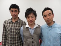 初冠番組「かもめんたるが翔んだ日」（NOTTV）の収録を行ったかもめんたる（右）と、小島よしお（左）。