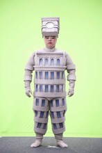 高層ビルに扮する渡辺直美。