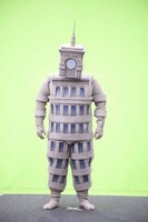 高層ビルに扮する渡辺直美。