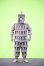 高層ビルに扮する渡辺直美。