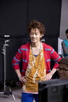 撮影中の佐藤健。