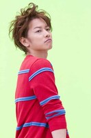 撮影中の佐藤健。