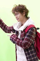 撮影中の佐藤健。