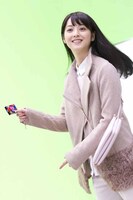 撮影中の佐々木希。