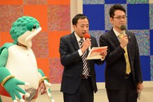 「第44回 漫才大会」夜の部で、安部首相からの祝電を読むナイツ塙（中央）。左は漫才協会非公認キャラクター「ゲロゲーロくん」に扮した青空球児。