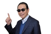 「NHKスペシャル『遭遇！巨大彗星アイソン』」の司会を務めるタモリ。（NHK提供）