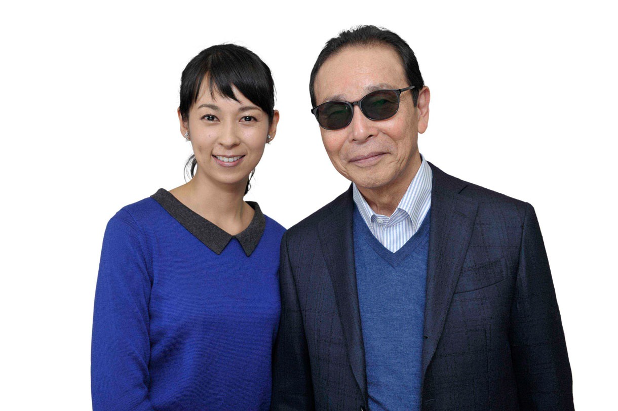 「NHKスペシャル『遭遇！巨大彗星アイソン』」の司会を務めるタモリ久保田祐佳アナウンサー。（NHK提供）