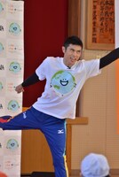 小島よしお。「海パンは学校側からNGをもらっている」とのことで、終始運動着の装いだった。