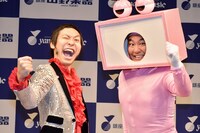 上杉周大と、わくちん係長（左から）。