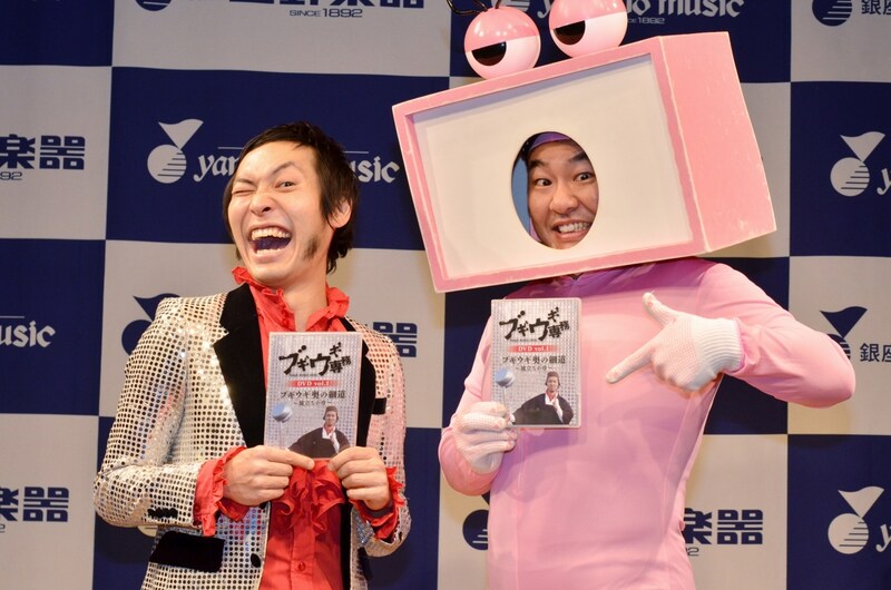 DVD「ブギウギ専務 DVD vol.1 ブギウギ奥の細道 ~旅立ちの章~」の発売記念イベントに出演した、ウエスギ専務こと上杉周大と、わくちん係長(左から)。