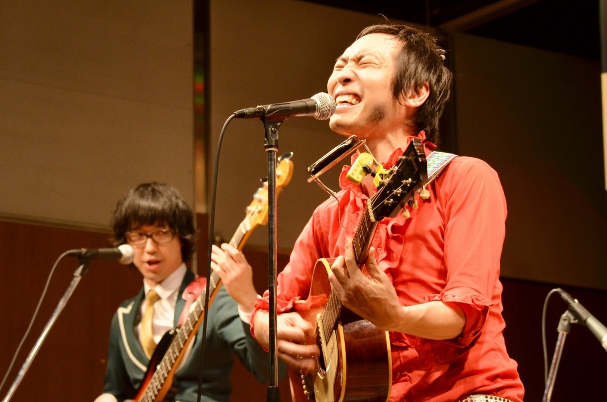 THE TON-UP MOTORSとしてミニライブを展開した上杉周大（右）、長谷川雄一（左）。