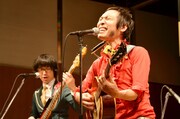 THE TON-UP MOTORSとしてミニライブを展開した上杉周大(右)、長谷川雄一(左)。