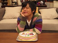 「ウレロ☆未体験少女」で誕生日をお祝いしたバカリズム。