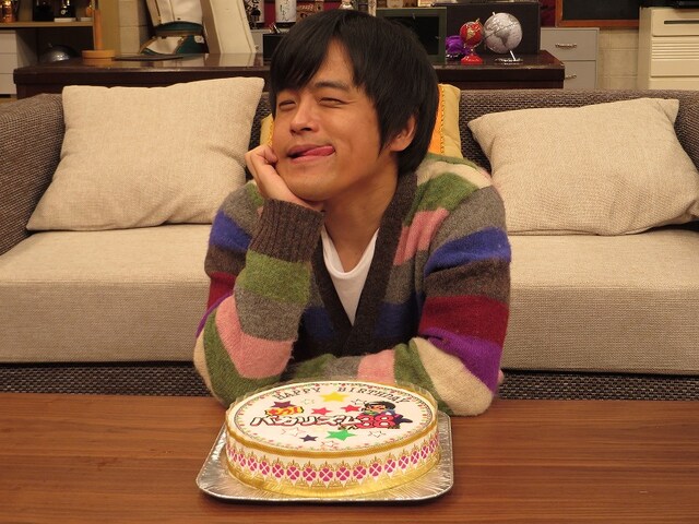 「ウレロ☆未体験少女」で誕生日をお祝いしたバカリズム。