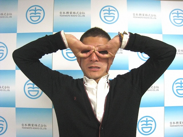 大阪、東京で「笑いの原点に関する一考察」を開催する笑い飯・哲夫。(c)吉本興業