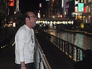 道頓堀角座「イルミネーションでモノボケチャレンジ！」の見本。モデルは、トリオザスリー・華井二等兵。