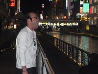 道頓堀角座「イルミネーションでモノボケチャレンジ！」の見本。モデルは、トリオザスリー・華井二等兵。