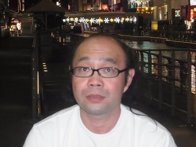 道頓堀角座「イルミネーションでモノボケチャレンジ！」の見本。モデルは、トリオザスリー・華井二等兵。