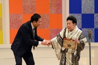 内海桂子を連れて帰ろうとするナイツ塙（左）。