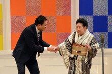 内海桂子を連れて帰ろうとするナイツ塙（左）。