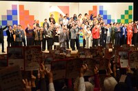 観客による判定の様子。