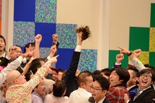 ししょ組に勝利したわか組の面々。高々とカツラを掲げるのはリーダーのナイツ塙。