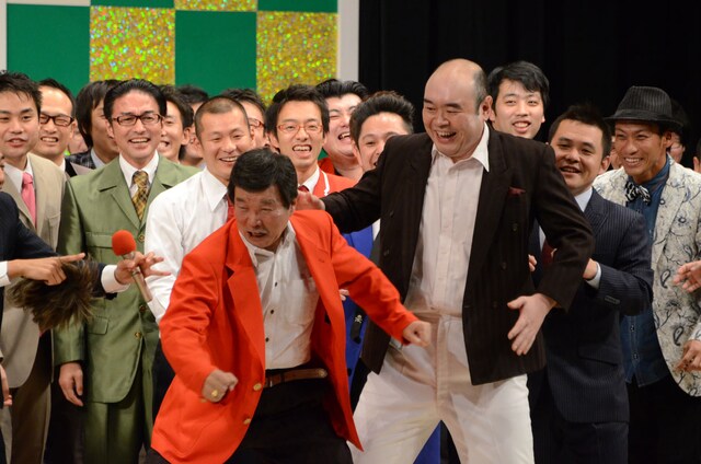 かねきよのジャケットを羽織り、逃げていく新山ひでや。