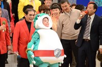 新山ひでやが体を張って会場を沸かせたあと、漫才協会非公認キャラ「ゲロゲーロ君」に扮したすず風金魚が登場。