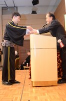 「第35回 東京書作展」で「部門特別賞」を受賞したおさる。