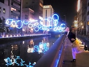 道頓堀角座「イルミネーションでモノボケチャレンジ！」の見本。モデルは、天然もろこし植山。