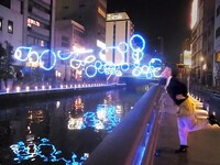 道頓堀角座「イルミネーションでモノボケチャレンジ！」の見本。モデルは、天然もろこし植山。