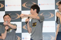 ロッチ・コカドいわく「キョンキョンの見せ方」で結婚指輪を披露するアンガールズ山根。