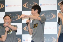 ロッチ・コカドいわく「キョンキョンの見せ方」で結婚指輪を披露するアンガールズ山根。