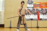 槍の達人・林冲のように槍を操る庄司。