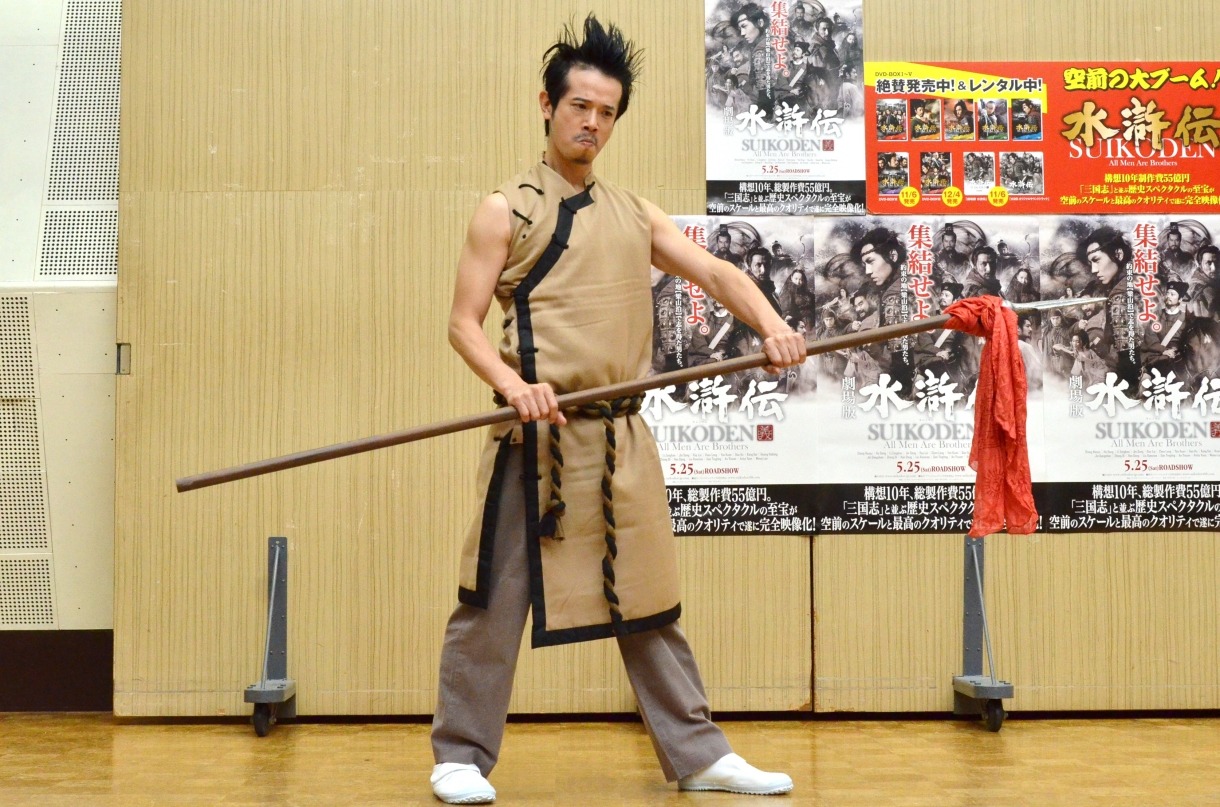 槍の達人・林冲のように槍を操る庄司。