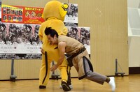 武松のように、大阪・玉造の非公式キャラ「とらとうちゃん」と取っ組み合う庄司。