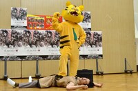 とらとうちゃんとの取っ組み合いに敗れる庄司。