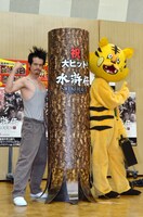 庄司（左）と、とらとうちゃん。