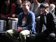 観覧中のキングオブコメディ高橋（右）。