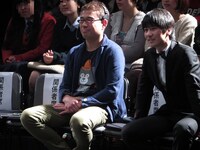 観覧中のキングオブコメディ高橋（右）。