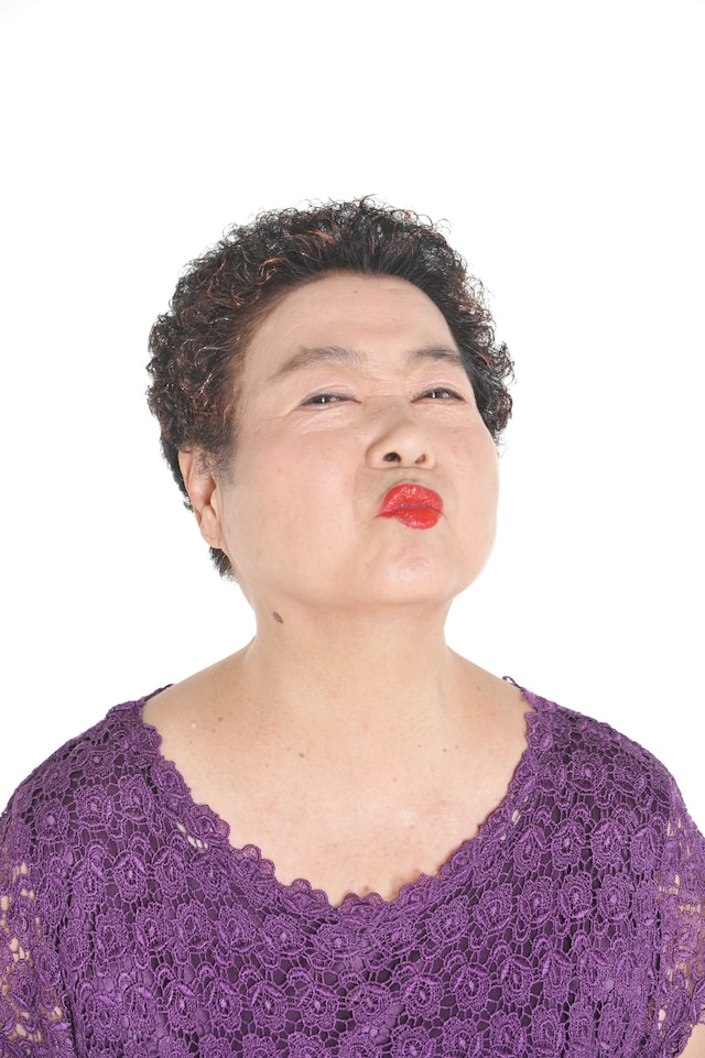 「ガキの使い」DVD＆Blu-ray発売記念イベントで、キスのギネス世界記録に挑戦する、おばちゃん1号。