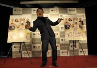 米映画「グリフィン家のウエディングノート」の公開直前イベントに、ロバート・デ・ニーロに扮して登場した、テル。