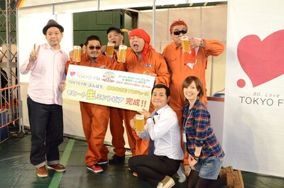 「よんぱち」生放送を終えた豊満乃風と、鈴木おさむ（左）、三浦茉莉、「モヒート生ミントビア」の販売宣伝を担当したザ・パンチのパンチ浜崎（前列右から2人目）。