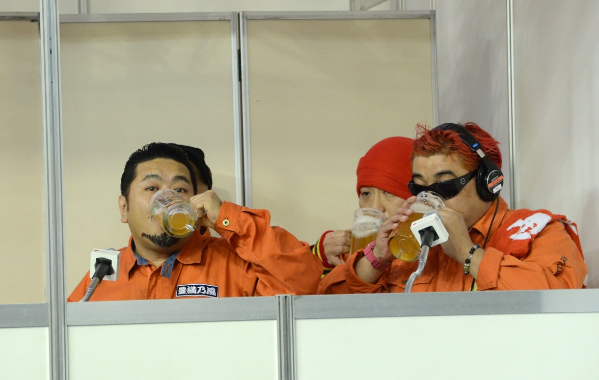 「モヒート生ミントビア」を試飲する豊満乃風。