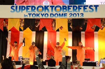 「豊満の祭り」をパフォーマンスする豊満乃風。