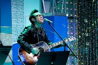 「ゴッドタン 第11回 芸人マジ歌選手権」の一場面。(c)テレビ東京