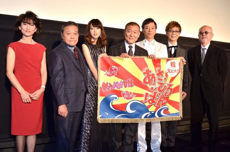 映画「あさひるばん」の初日舞台挨拶に登壇した、斉藤慶子、西田敏行、桐谷美玲、國村隼、板尾創路、山寺宏一、やまさき十三監督（左から）。