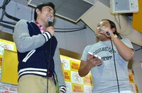 ロバート山本と秋山（左から）。