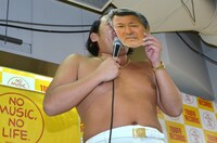 梅宮辰夫の体モノマネを披露する、ロバート秋山。